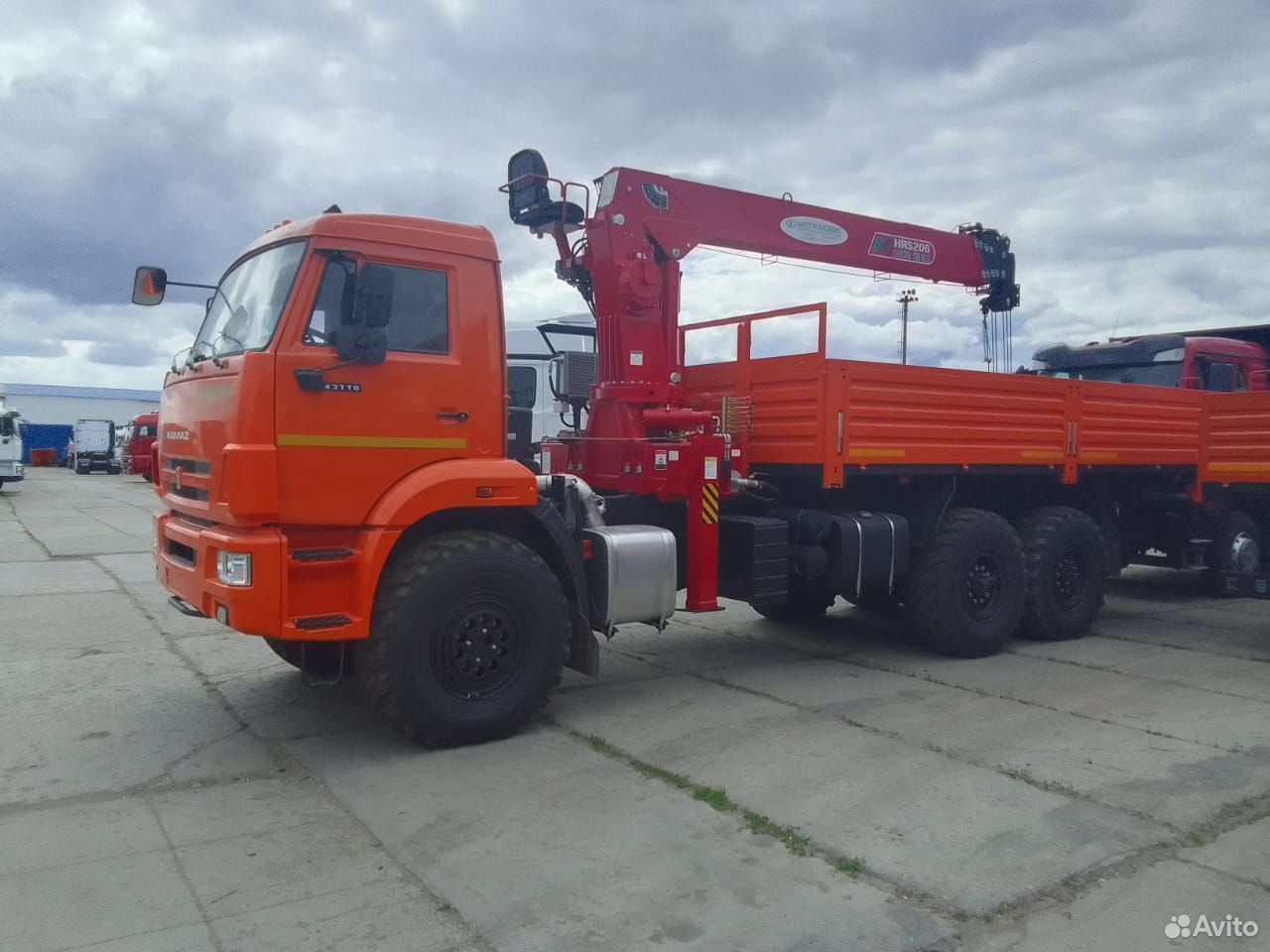 Бортовой автомобиль КАМАЗ 43118-50 с КМУ Horyong 206